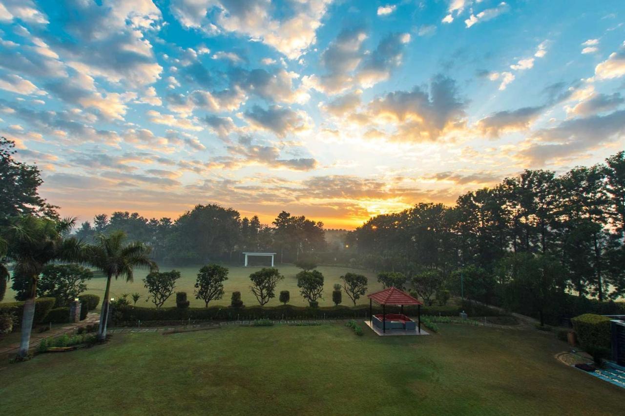 Stayvista At The Banyan Abode With Pool Table, Pet Friendly & Outdoor Pool Manesar Exterior foto